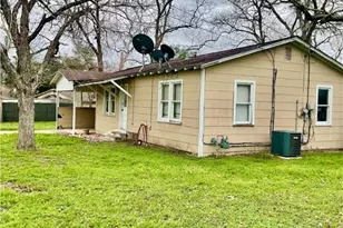 102 Clark St, Yoakum, TX 77995 - Photo 2