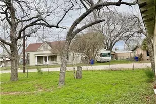 102 Clark St, Yoakum, TX 77995 - Photo 18