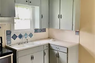 102 Clark St, Yoakum, TX 77995 - Photo 6