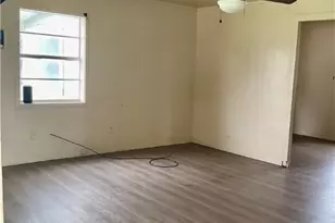 402 Tucker St, Yoakum, TX 77995 - Photo 2