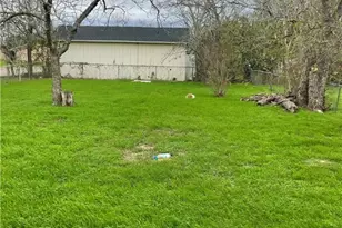 402 Tucker St, Yoakum, TX 77995 - Photo 12