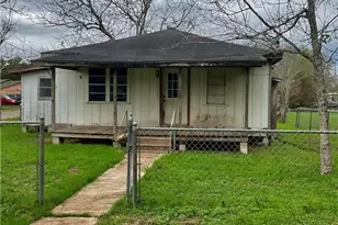 402 Tucker St, Yoakum, TX 77995 - Photo 1