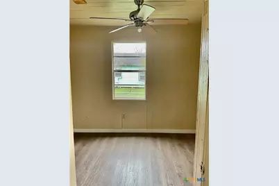 402 Tucker Street, Yoakum, TX 77995 - Photo 4