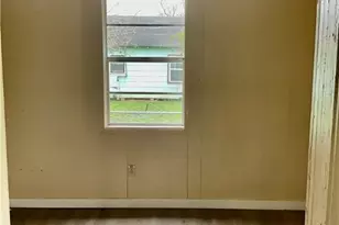 402 Tucker St, Yoakum, TX 77995 - Photo 4