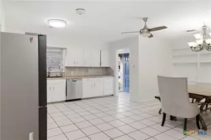 803 Hybiscus Ln, Victoria, TX 77904 - Photo 4