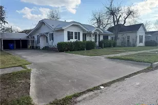 209 Rose St, Yoakum, TX 77995 - Photo 2