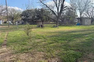 209 Rose St, Yoakum, TX 77995 - Photo 12