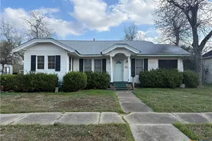 209 Rose St, Yoakum, TX 77995 - Photo 1