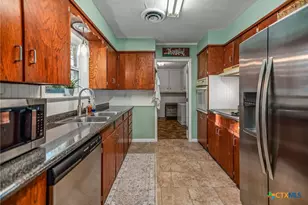 535 Travis St, Port Lavaca, TX 77979 - Photo 8