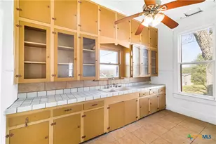 403 W Juan Linn St, Victoria, TX 77901 - Photo 16