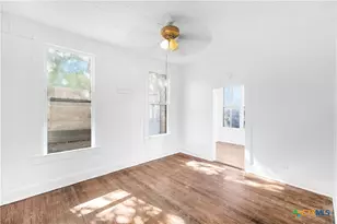 403 W Juan Linn St, Victoria, TX 77901 - Photo 14