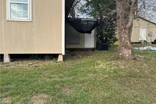 810 S Cameron St, Victoria, TX 77901 - Photo 4