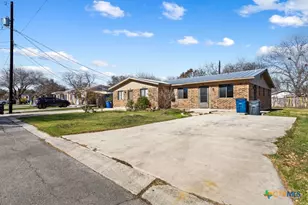 222 Redbud Ln, New Braunfels, TX 78130 - Photo 2