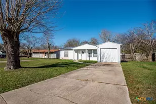 109 Massanet St, Port Lavaca, TX 77979 - Photo 4