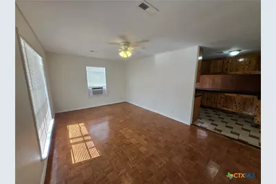702 E Anaqua Avenue, Victoria, TX 77901 - Photo 2