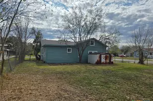 702 E Anaqua Ave, Victoria, TX 77901 - Photo 6