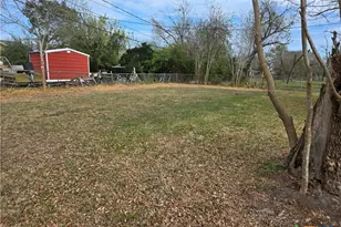 702 E Anaqua Ave, Victoria, TX 77901 - Photo 22