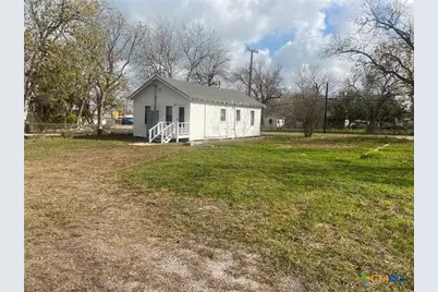 327 W Main Street, Port Lavaca, TX 77979 - Photo 10