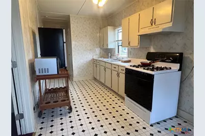 327 W Main Street, Port Lavaca, TX 77979 - Photo 4