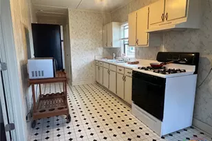 327 W Main St, Port Lavaca, TX 77979 - Photo 4