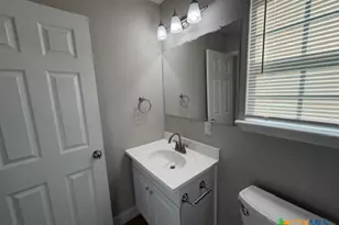 661 W Austin St, Luling, TX 78648 - Photo 6