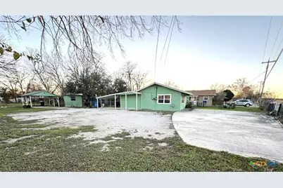 957 W New Braunfels Street, Seguin, TX 78155 - Photo 12