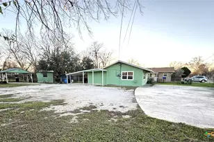 957 W New Braunfels St, Seguin, TX 78155 - Photo 12