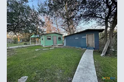 957 W New Braunfels Street, Seguin, TX 78155 - Photo 18