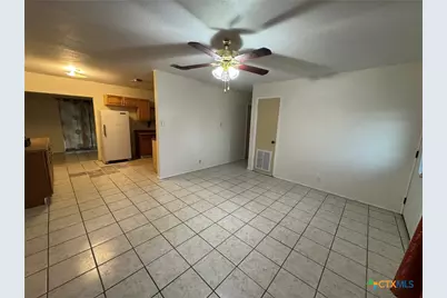 957 W New Braunfels Street, Seguin, TX 78155 - Photo 2