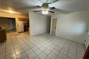 957 W New Braunfels St, Seguin, TX 78155 - Photo 2