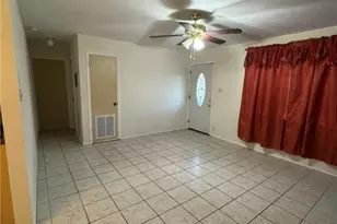 957 W New Braunfels St, Seguin, TX 78155 - Photo 8