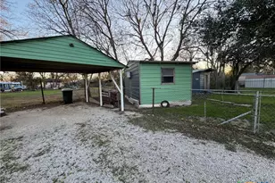 957 W New Braunfels St, Seguin, TX 78155 - Photo 14