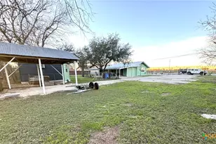 957 W New Braunfels St, Seguin, TX 78155 - Photo 16