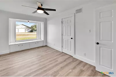 445 Lakeshore Drive, Victoria, TX 77905 - Photo 14