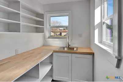 445 Lakeshore Drive, Victoria, TX 77905 - Photo 12