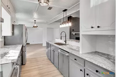 445 Lakeshore Drive, Victoria, TX 77905 - Photo 10