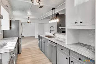 445 Lakeshore Dr, Victoria, TX 77905 - Photo 10