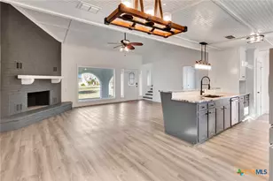 445 Lakeshore Dr, Victoria, TX 77905 - Photo 2