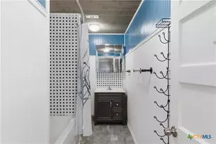 332 W Klein St, Seguin, TX 78155 - Photo 14