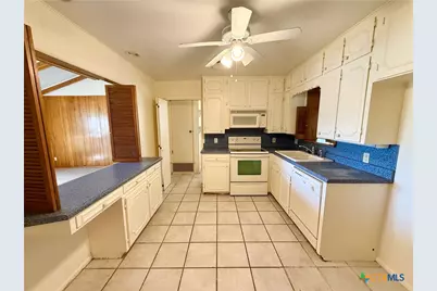 1050 Elizabeth Avenue, New Braunfels, TX 78130 - Photo 6