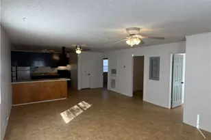 924 Pecan St, Seguin, TX 78155 - Photo 2