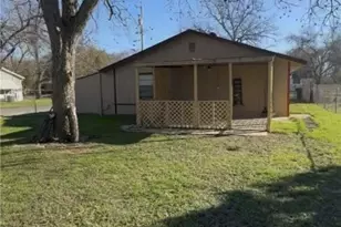 924 Pecan St, Seguin, TX 78155 - Photo 8