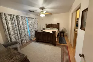 1019 E Gonzales St, Yoakum, TX 77995 - Photo 4