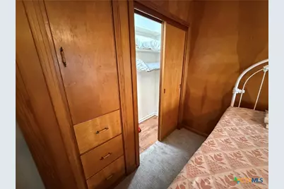 1019 E Gonzales Street, Yoakum, TX 77995 - Photo 16