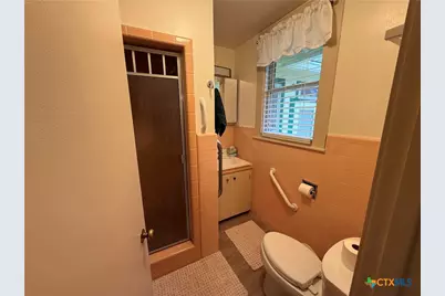 1019 E Gonzales Street, Yoakum, TX 77995 - Photo 8