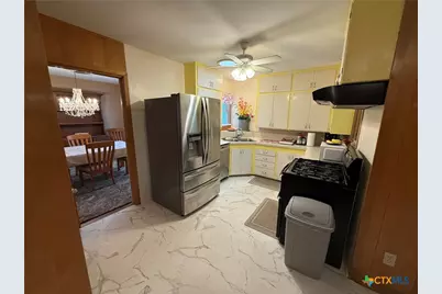 1019 E Gonzales Street, Yoakum, TX 77995 - Photo 10