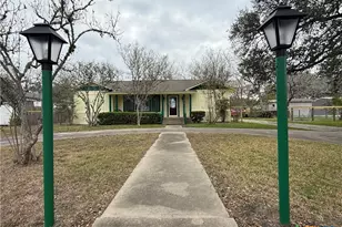 1019 E Gonzales St, Yoakum, TX 77995 - Photo 1