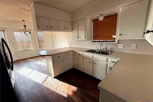 1420 Avalon St, Port Lavaca, TX 77979 - Photo 4