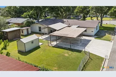 811 Nixon Street, Lockhart, TX 78644 - Photo 2