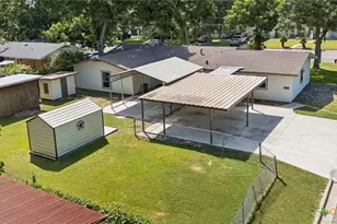811 Nixon St, Lockhart, TX 78644 - Photo 2
